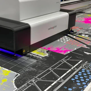 UV-Drucker bei der Fertigung von bedruckten Schildern