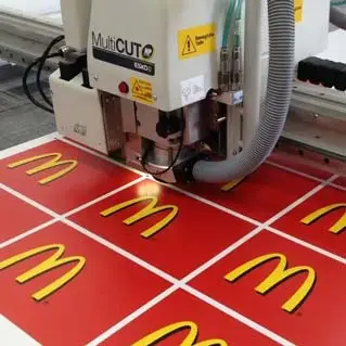 CNC-Fräse beim präzisen Zuschnitt von Werbeschildern